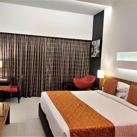 Hotel Satkar Residency Thána Kültér fotó