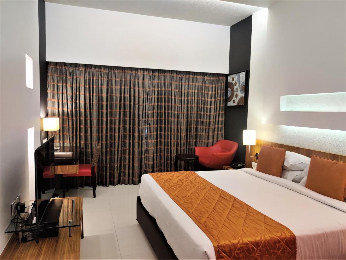 Hotel Satkar Residency Thána Kültér fotó