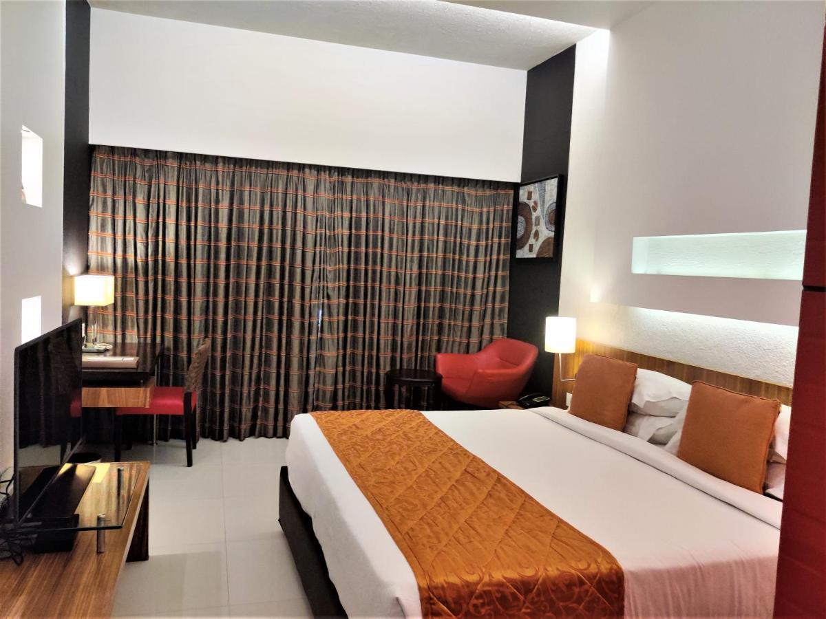 Hotel Satkar Residency Thána Kültér fotó