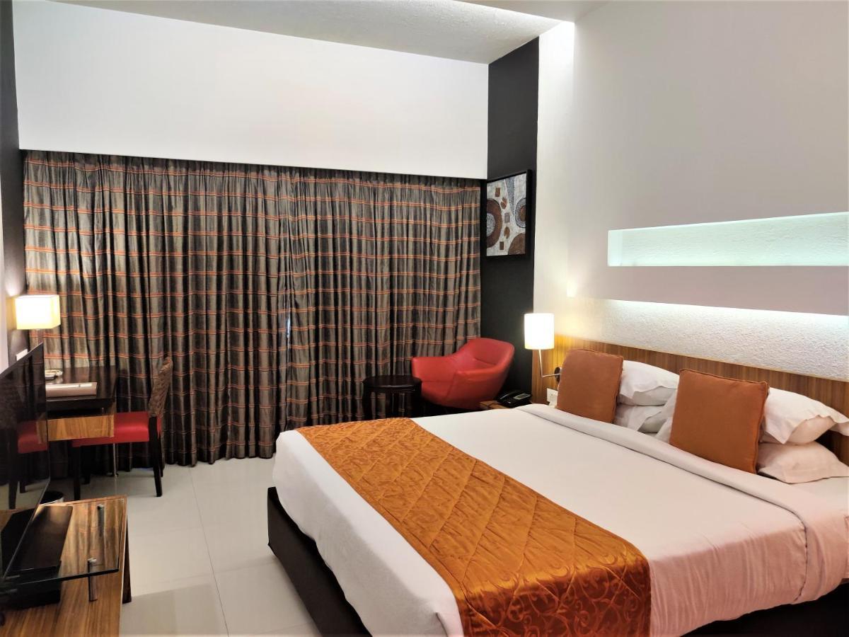 Hotel Satkar Residency Thána Kültér fotó