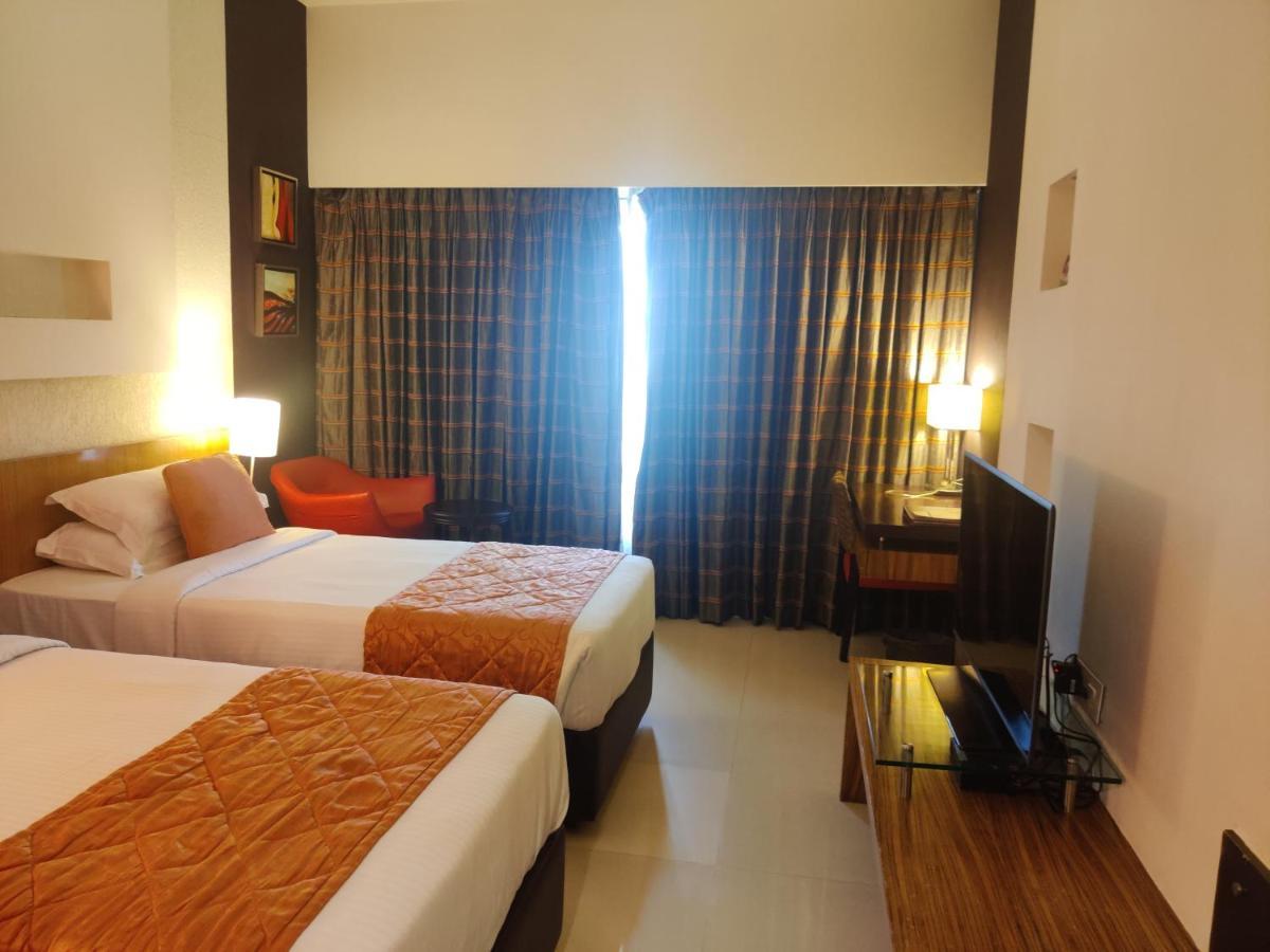 Hotel Satkar Residency Thána Kültér fotó