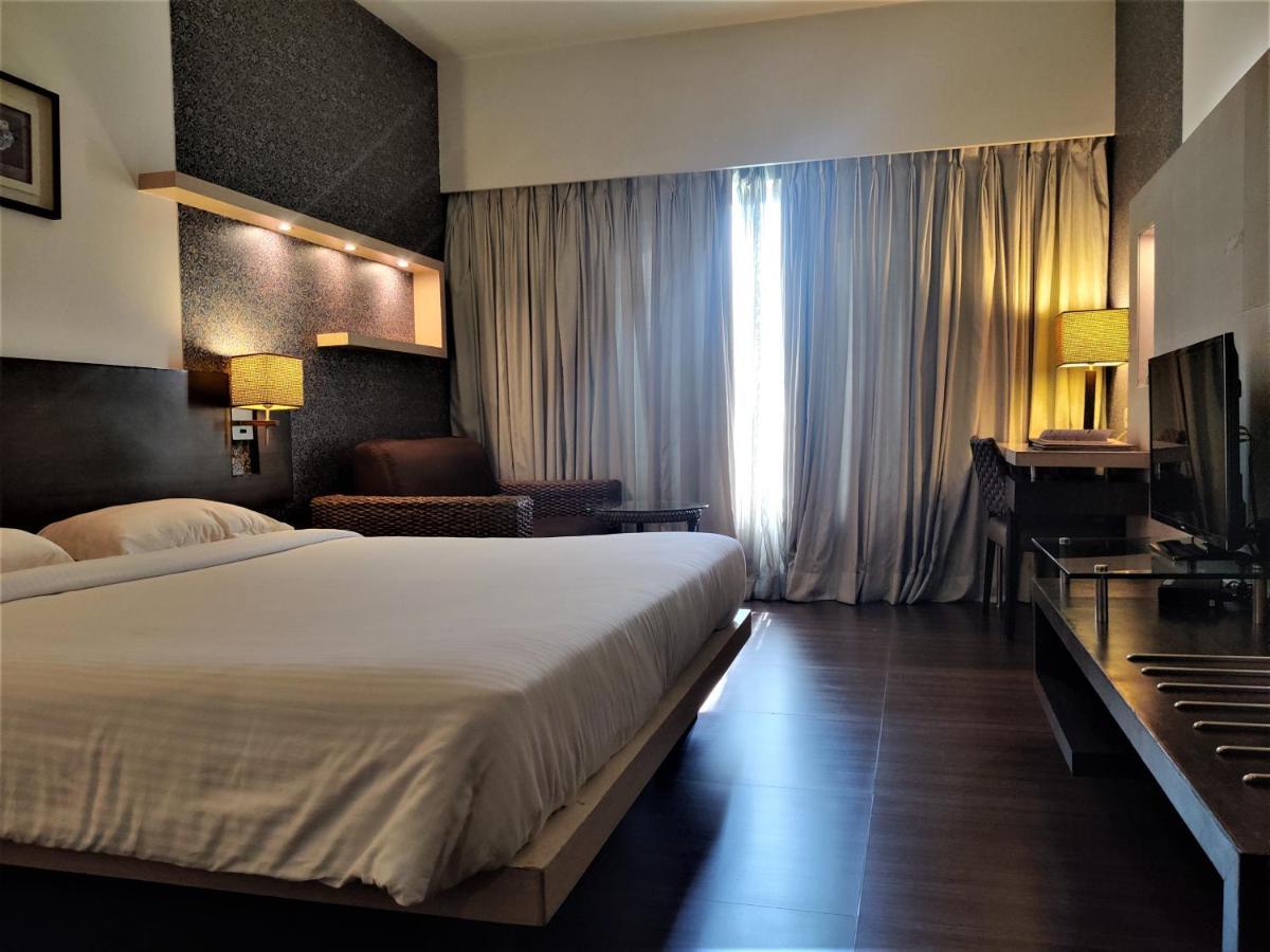 Hotel Satkar Residency Thána Kültér fotó
