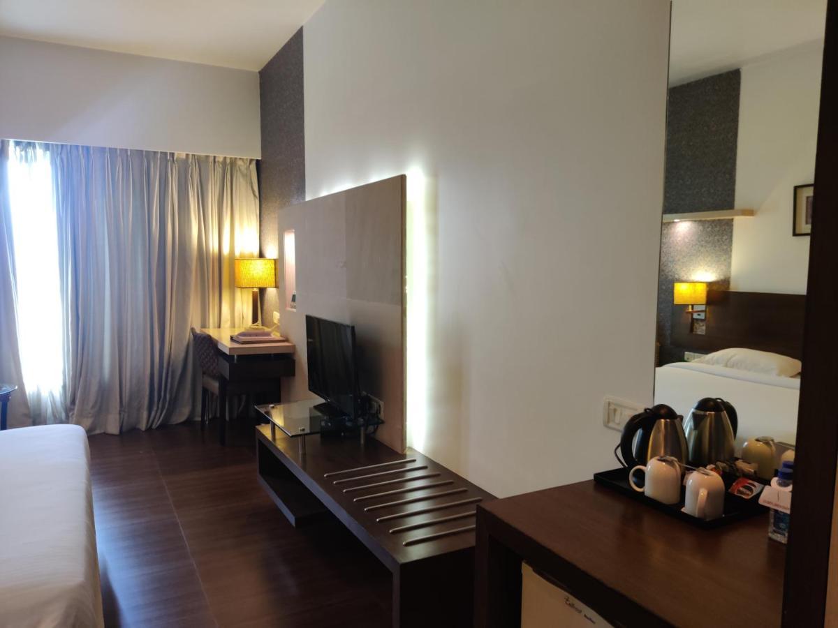 Hotel Satkar Residency Thána Kültér fotó
