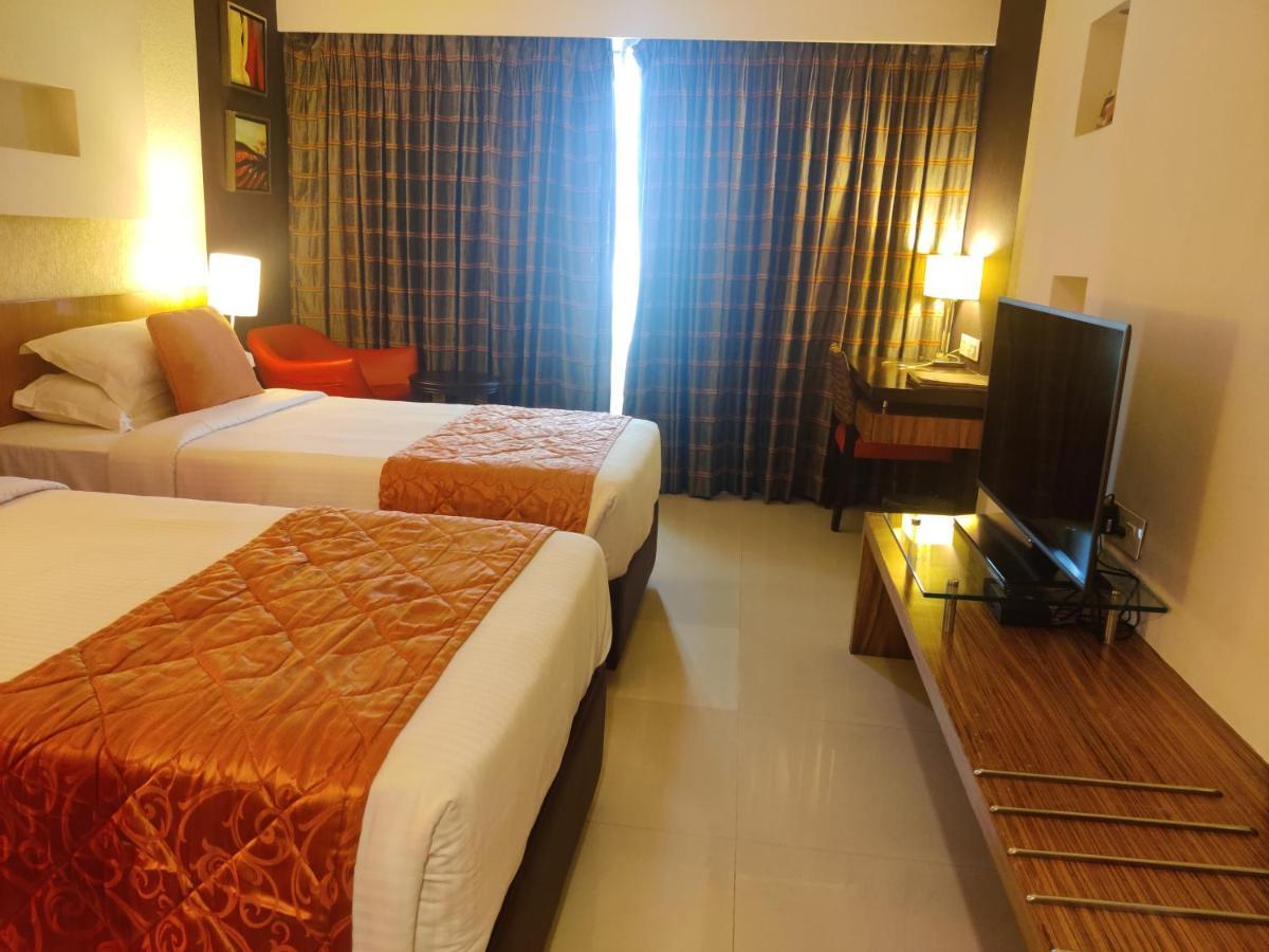 Hotel Satkar Residency Thána Kültér fotó