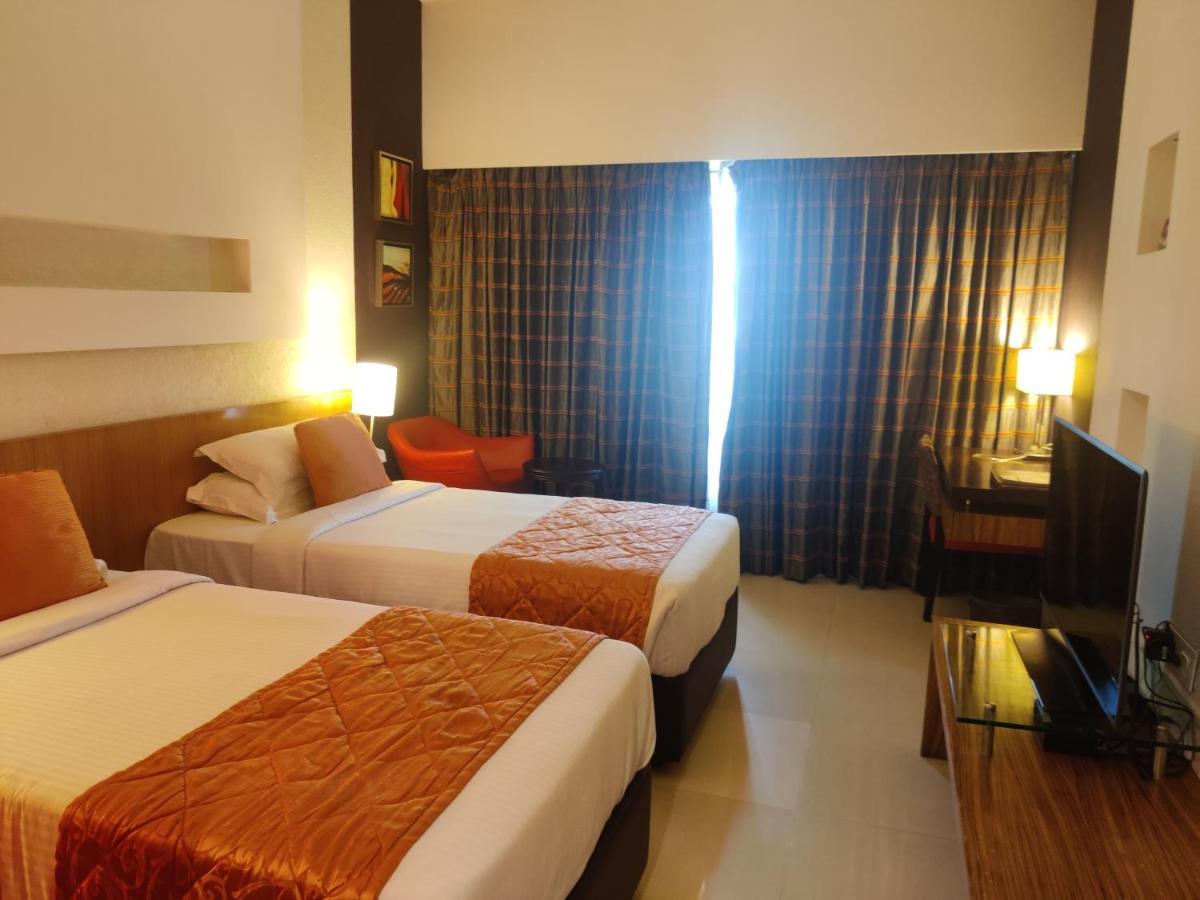 Hotel Satkar Residency Thána Kültér fotó