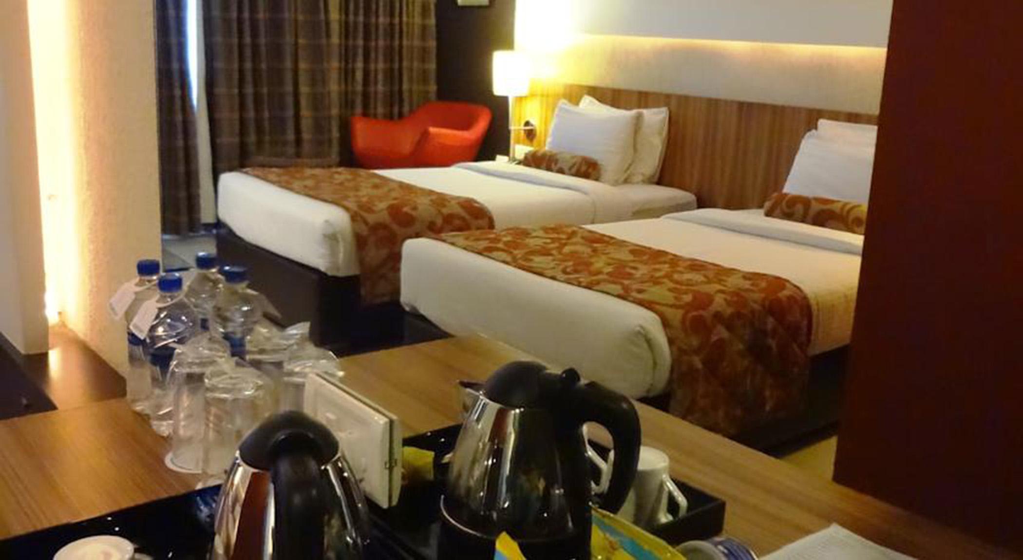 Hotel Satkar Residency Thána Kültér fotó