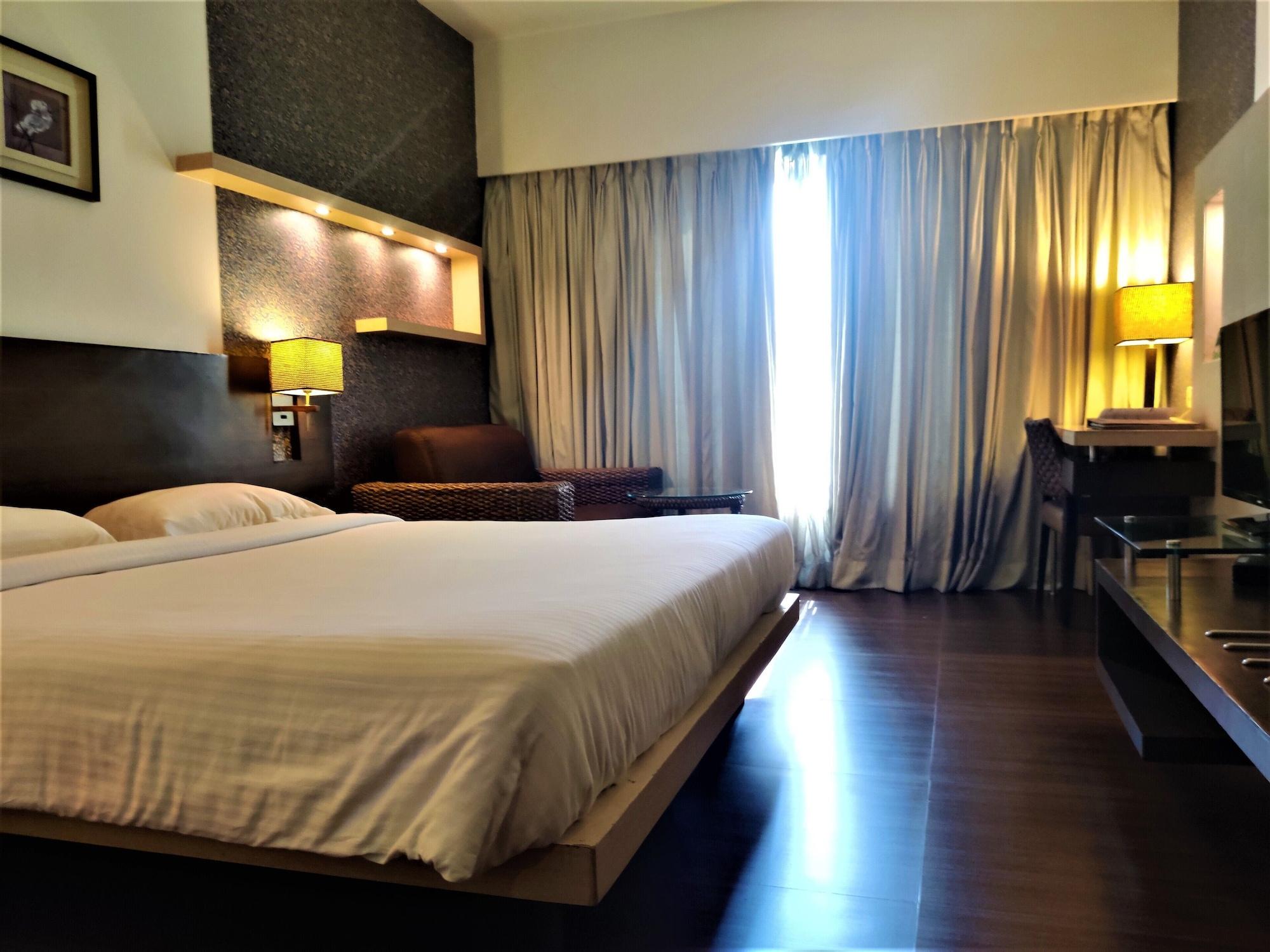 Hotel Satkar Residency Thána Kültér fotó