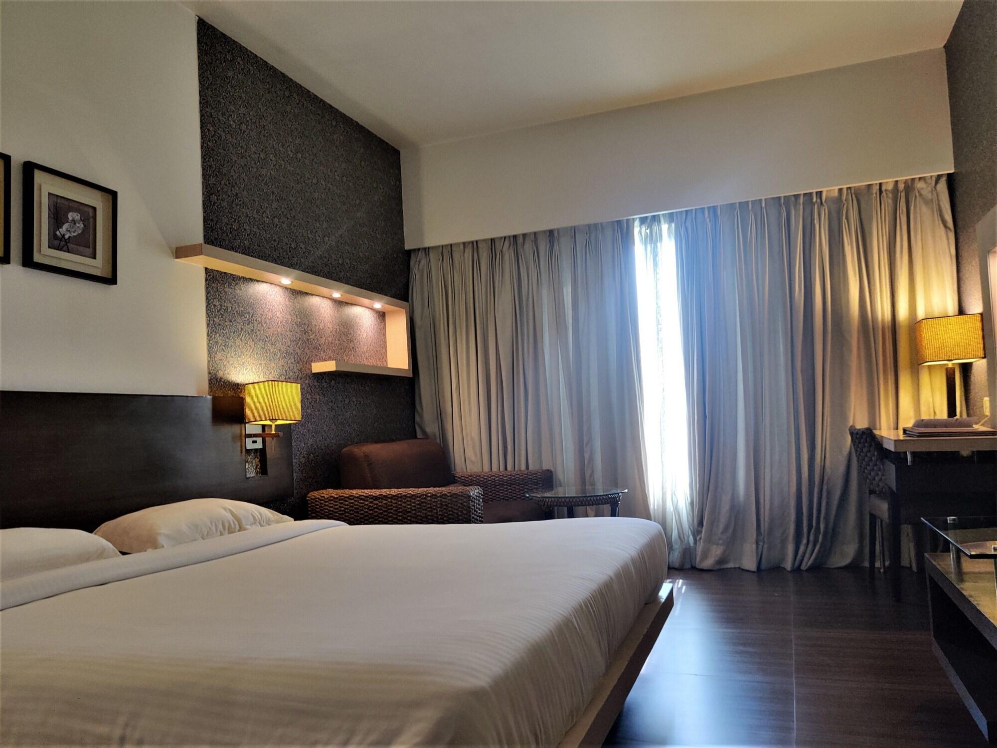 Hotel Satkar Residency Thána Kültér fotó
