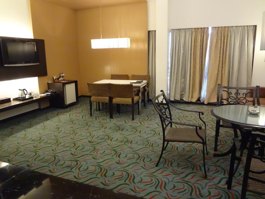 Hotel Satkar Residency Thána Kültér fotó