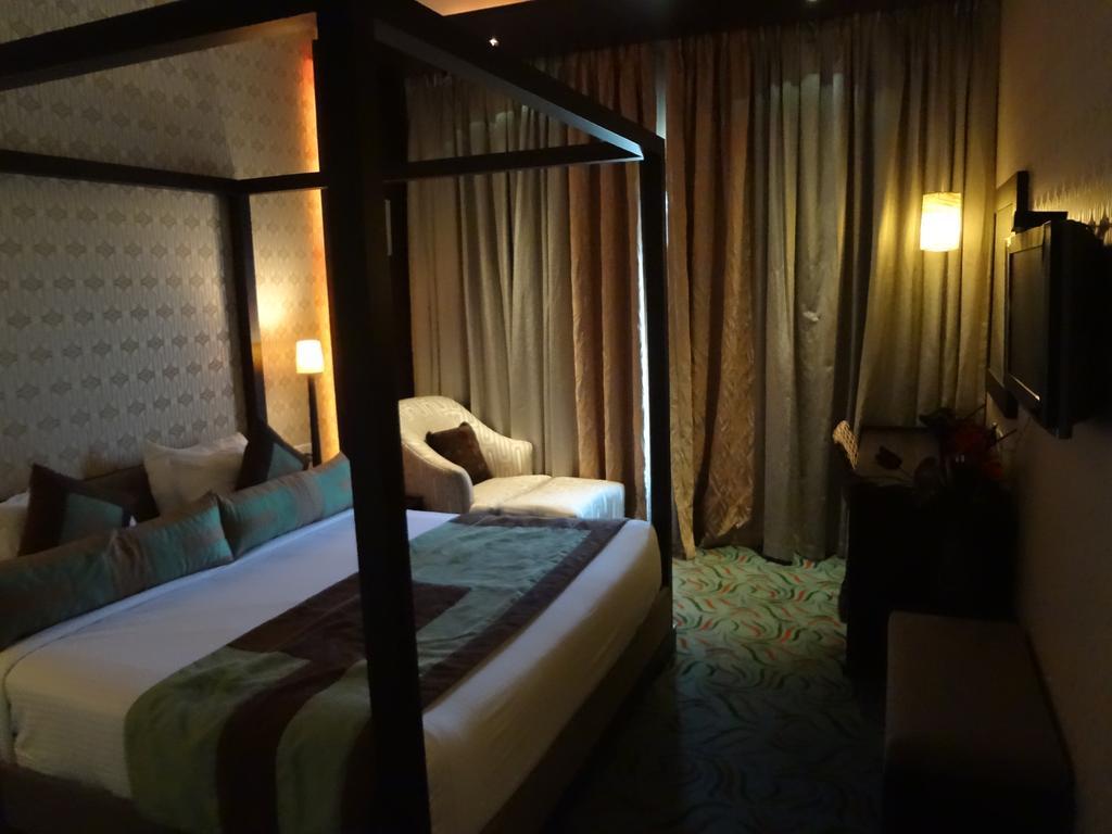 Hotel Satkar Residency Thána Kültér fotó
