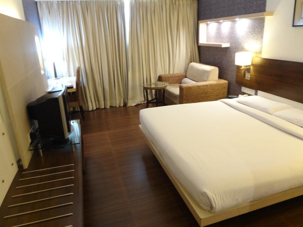 Hotel Satkar Residency Thána Kültér fotó