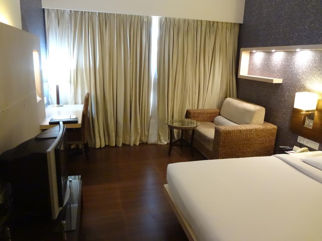 Hotel Satkar Residency Thána Kültér fotó