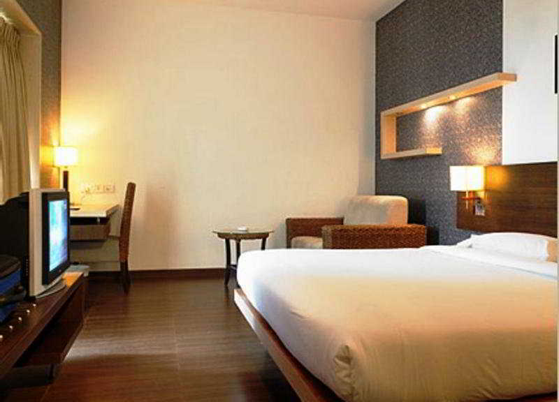 Hotel Satkar Residency Thána Kültér fotó